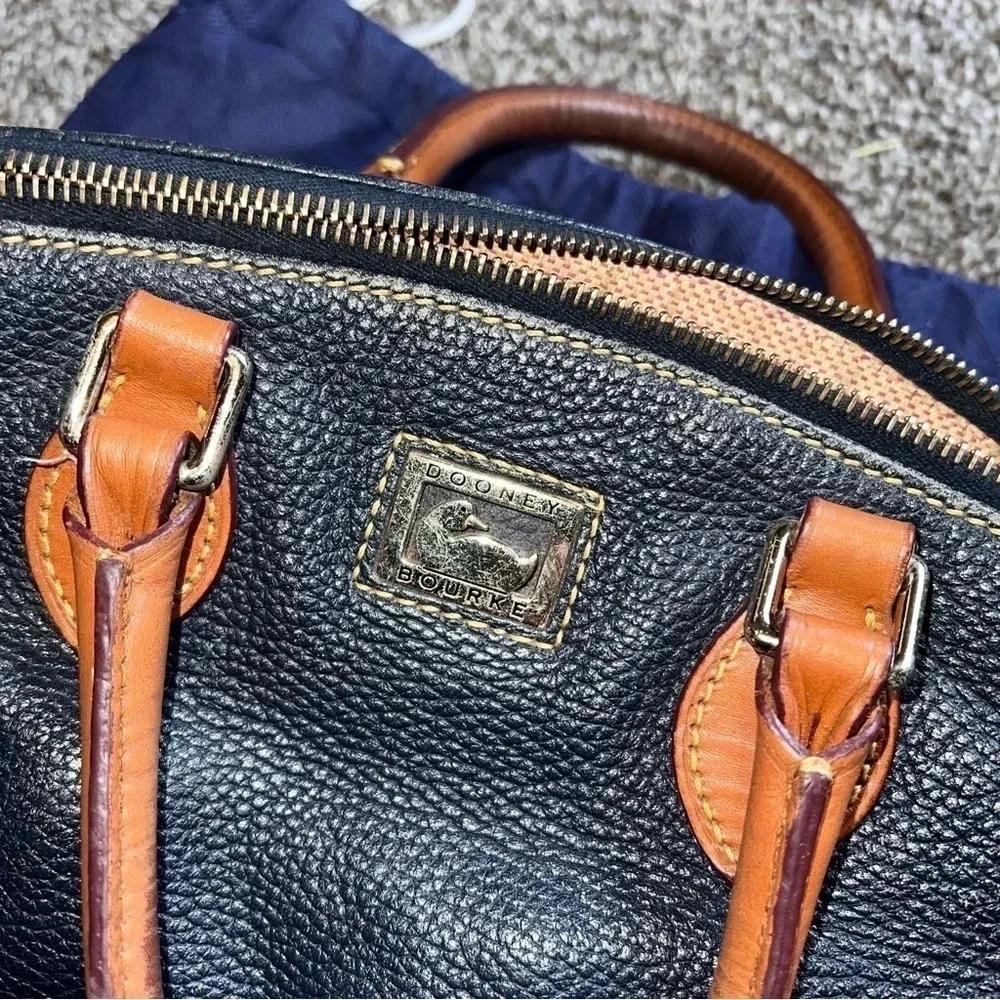 Vintage Dooney & Bourke Black Pebbled Grain Leather Hand Bag ❤️